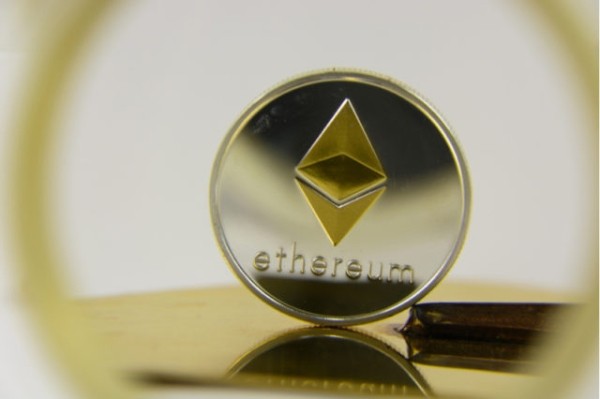 Инвесторы массово выводят Ethereum с криптобирж